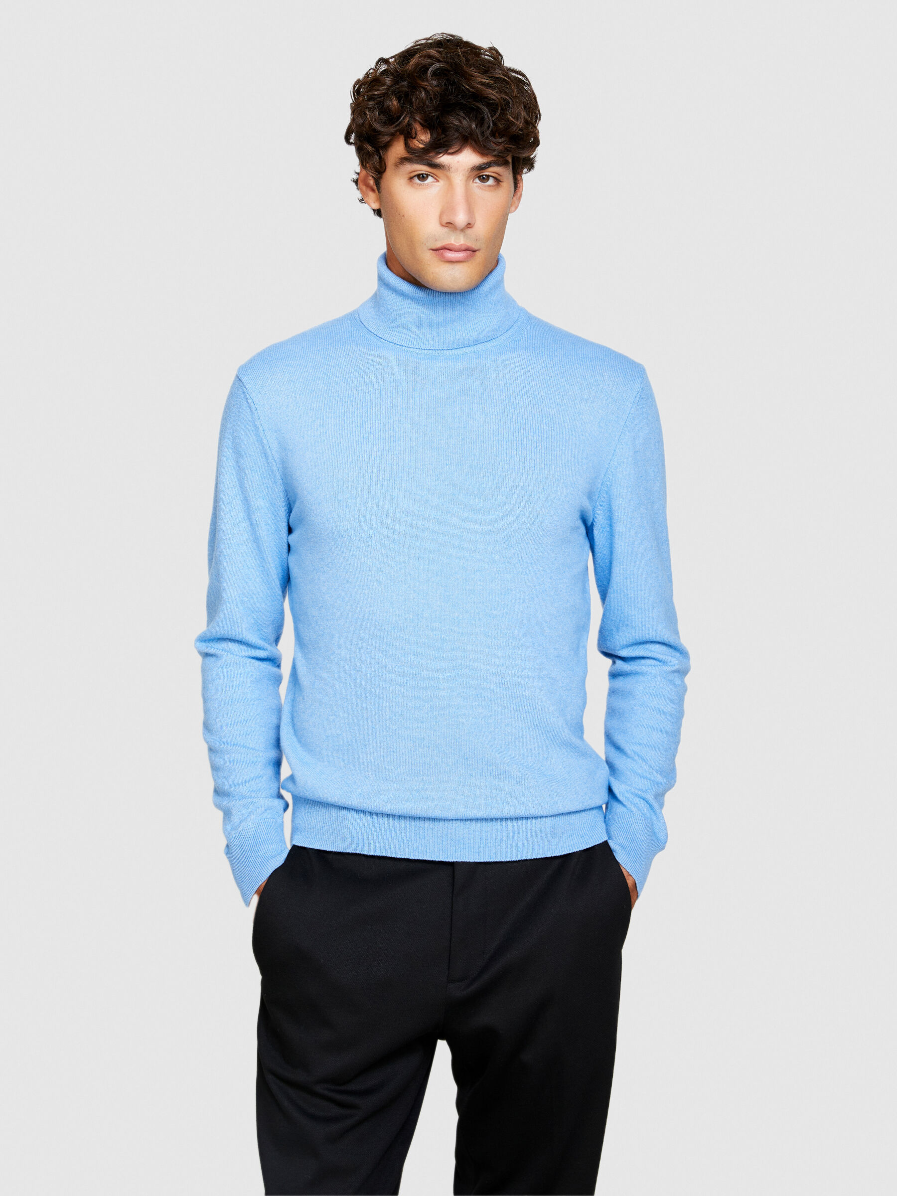 Sky blue turtleneck outlet
